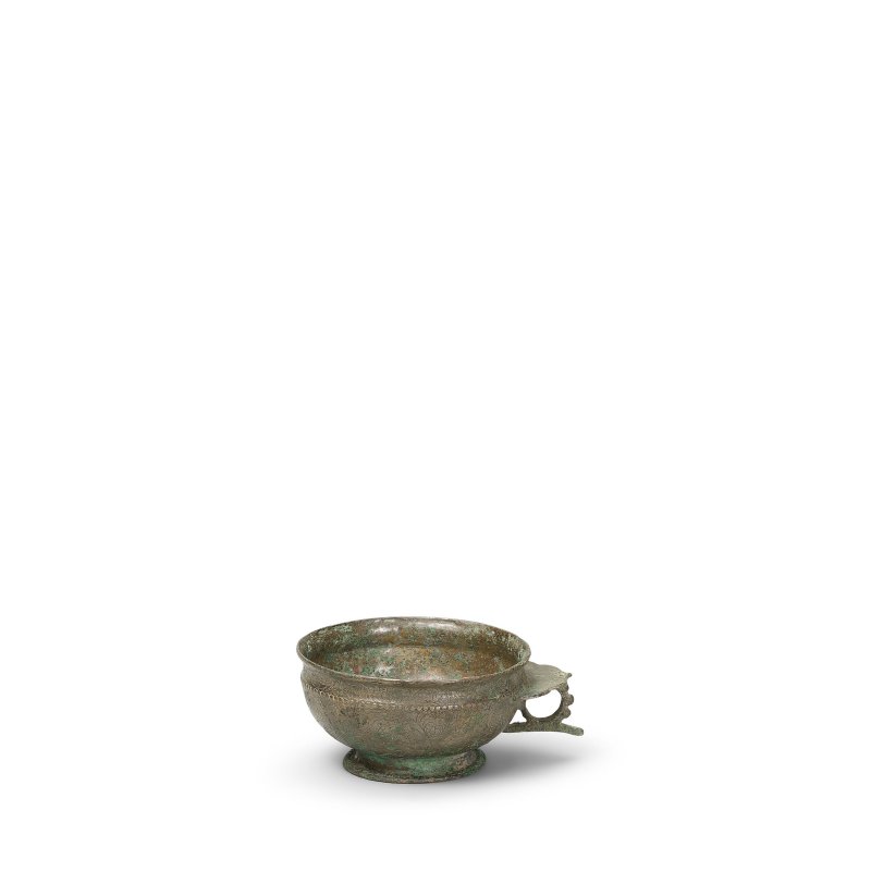 宋或以後 銅鏨刻花卉紋把杯 | AN INCISED BRONZE HANDLED CUP - 图3