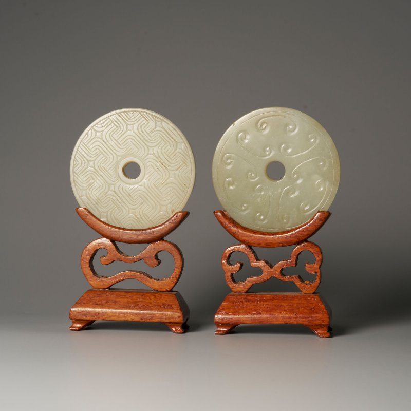 十九/二十世紀 青白玉子母獅紋佩、及青玉螭龍紋佩二枚 及座 | A GREENISH WHITE JADE 'LION AND CUB' AND A GREEN JADE 'CHI DRAGON' PENDANT - 图6