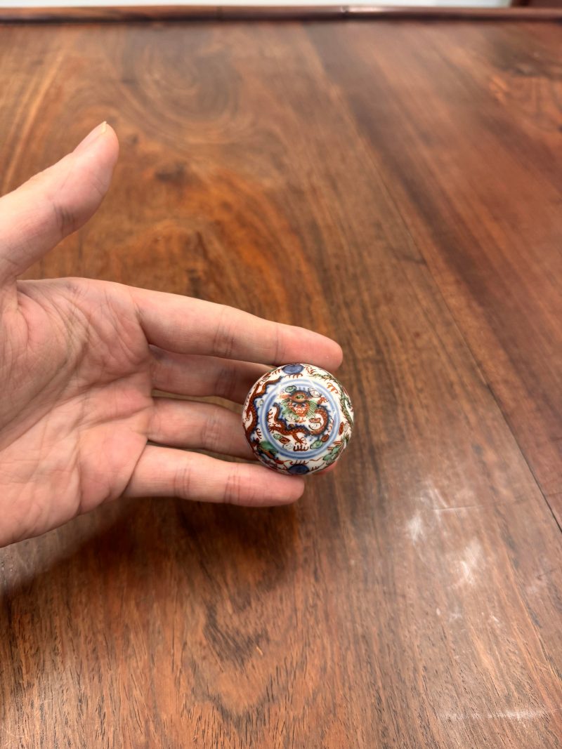 十八/十九世紀 五彩雲龍紋圓小蓋盒 《大明萬曆年製》款 | A small Chinese wucai 'dragon' box and cover, 18th/19th century - 图6
