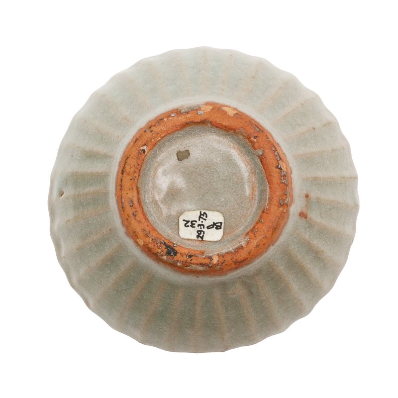 明或更早 各式青瓷一組三件 | A group of Chinese celadon ceramics, Ming dynasty or earlier - 图9