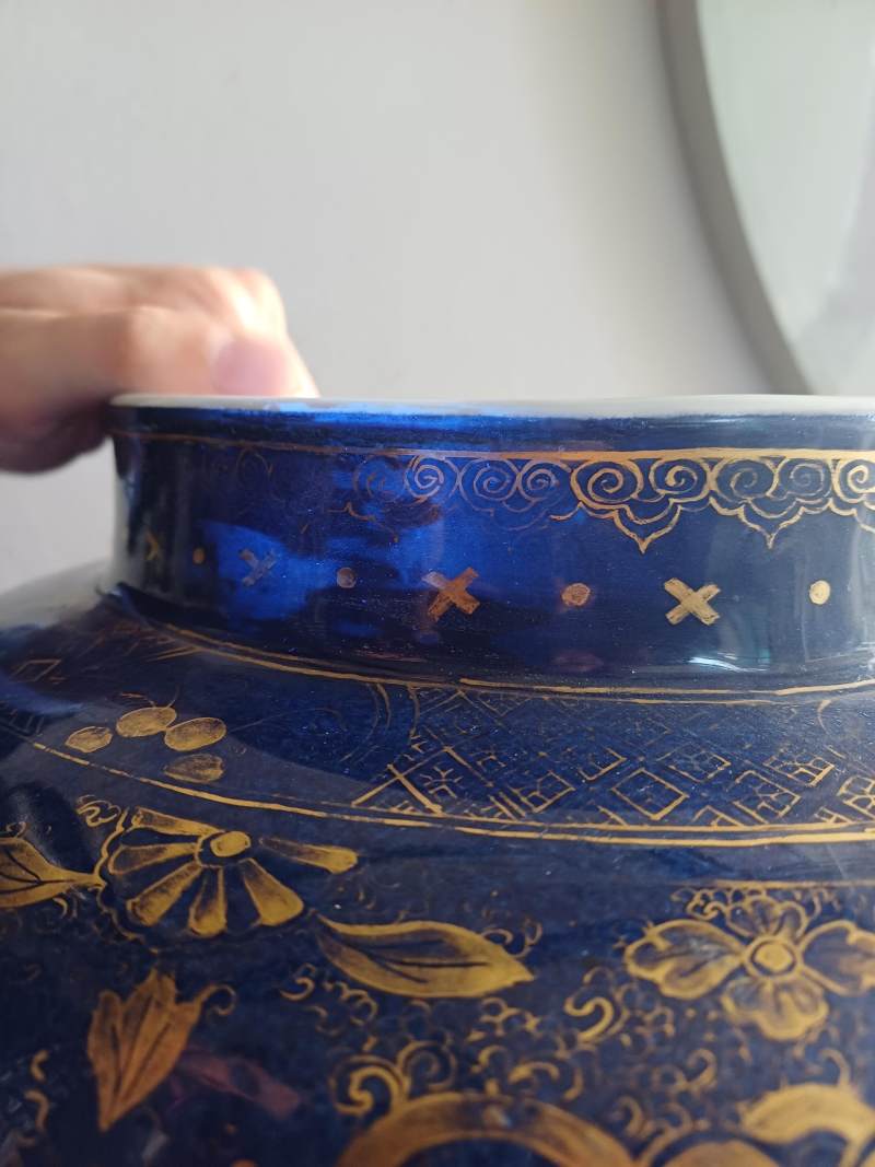 清康熙 灑藍釉描金狩獵圖蓋罐 | Santos Collection | A very large Chinese powder-blue gilt-decorated jar and cover, Qing dynasty, Kangxi period - 图14