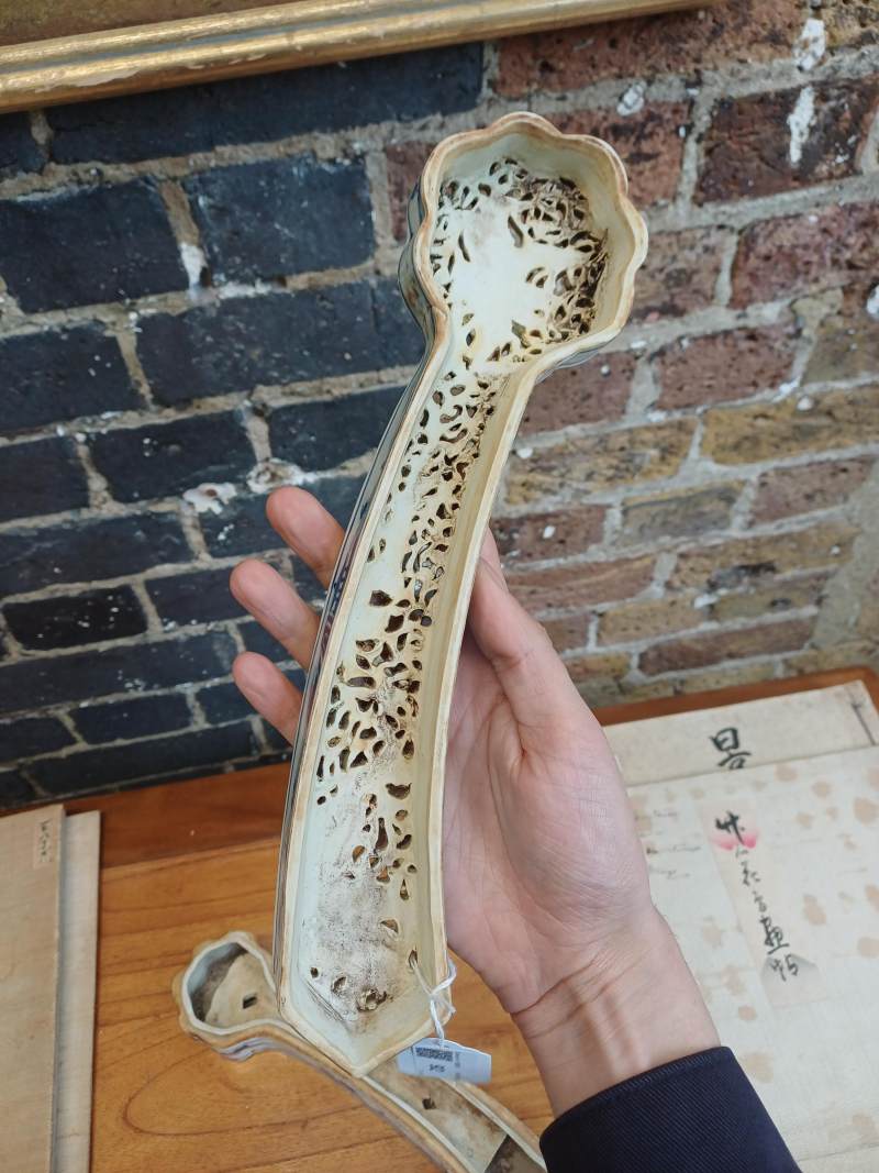 清十八至十九世紀 青花如意形蓋爐 《大清乾隆年製》款 | A Chinese blue and white sceptre-shaped censer and cover, Qing dynasty, 18th-19th century - 图22