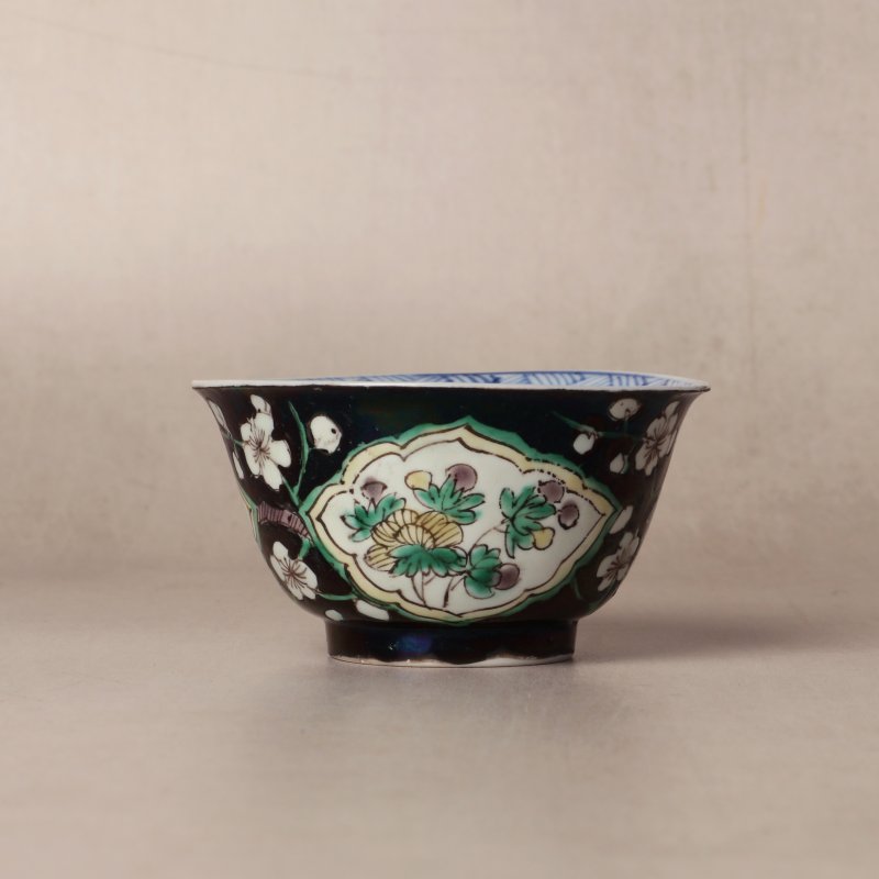 清康熙 墨地五彩花卉紋盃 | Santos Collection | A Chinese famille-noire 'blossoms' cup, Qing dynasty, Kangxi period - 图16