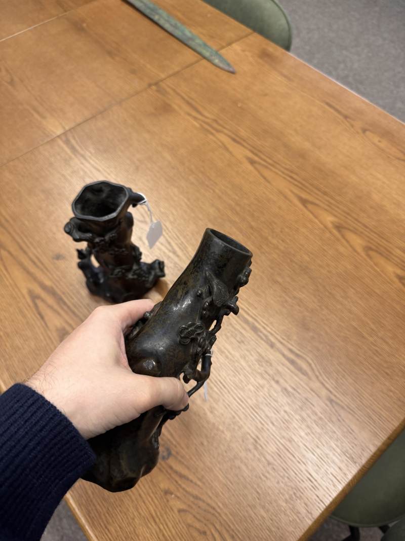 明末至清初 十七世紀 銅臘梅紋瓶一對 | A pair of Chinese bronze 'prunus' vases, late Ming-early Qing dynasty, 17th century - 图21