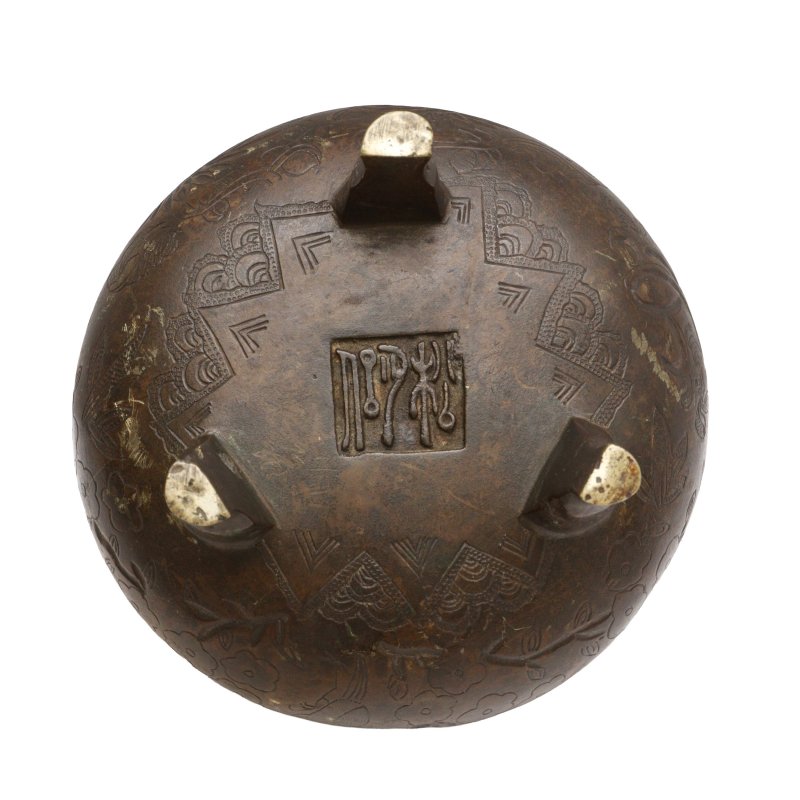 清十八/十九世紀 各式銅三足沖天耳爐一組三件 | Three Chinese gilt-bronze censers, Qing dynasty, 18th/19th century - 图8