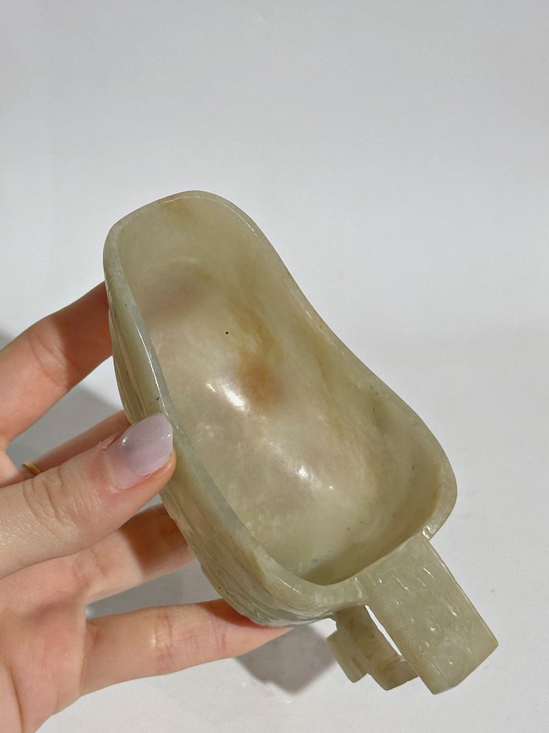 （或）十七/十八世紀 青白玉螭龍紋圈足匜 及座 | A PALE GREEN JADE 'CHI-DRAGON' POURING VESSEL, YI - 图7