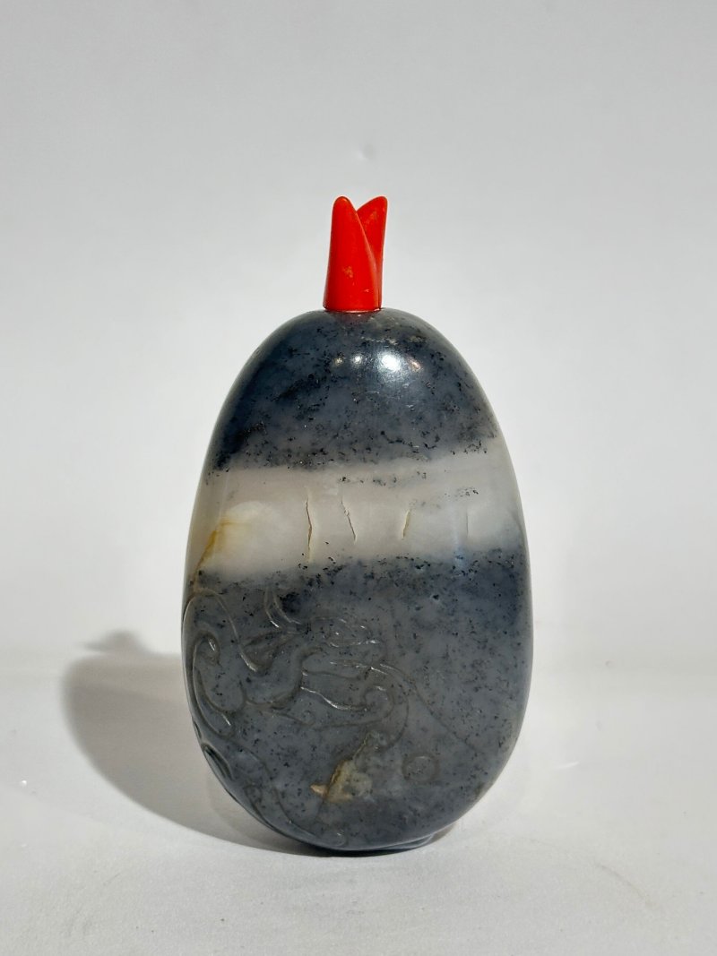 清十九世紀 黑白玉卵龍紋鼻煙壺 | A BLACK AND WHITE JADE PEBBLE 'DRAGON' SNUFF BOTTLE - 图10