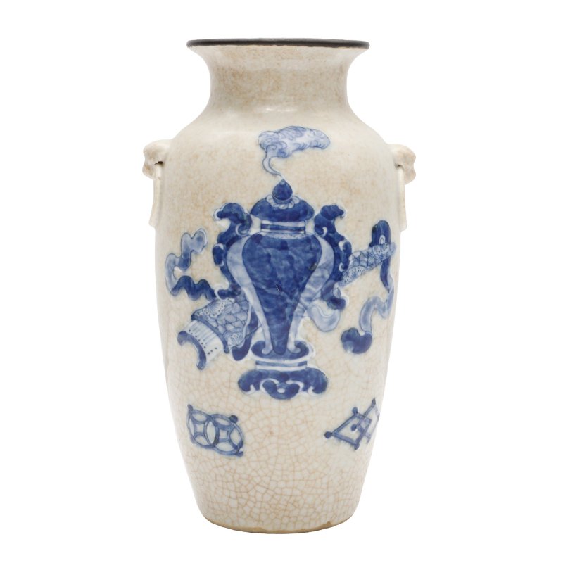 清十九世紀 青花哥釉博古圖瓶 《雍正年製》款 | A Chinese blue and white crackle-glazed vase, Qing dynasty, 19th century
