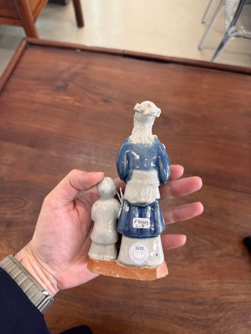 清乾隆 藍釉仙人與童子像 | Santos Collection | A group of Chinese glazed-biscuit figures, Qing dynasty, Qianlong period - 图5