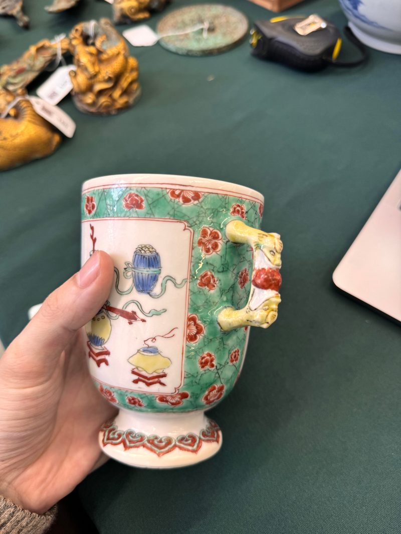 清康熙 五彩博古圖蓋罐 | A Chinese famille-verte twin-handled 'hundred antiques' pot and cover, Qing Dynasty, Kangxi period - 图7