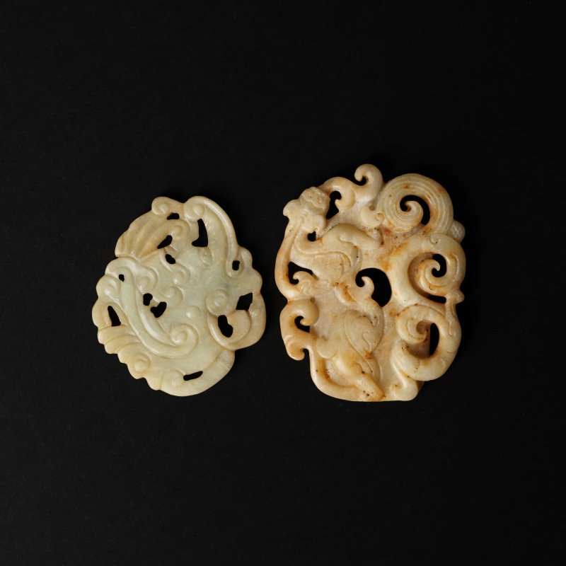 十九/二十世紀 仿古玉雕瑞獸紋珮一對 | Two Chinese archaistic carved jade 'mythical creature' plaques, 19th/20th century