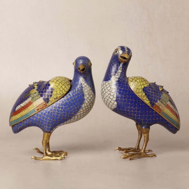 清十八世紀 掐絲琺瑯銅鍍金鵪鶉式香爐一對 | A pair of Chinese cloisonné enamel and gilt-bronze quail-form censers, Qing dynasty, 18th century - 图3