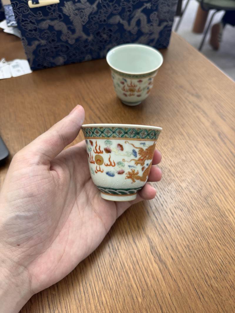 清宣統 粉彩描金龍紋盃一對 《大清宣統年製》款 | Santos Collection | A pair of Chinese famille-rose gilt-decorated 'dragon' cups, Xuantong marks and of the period - 图21
