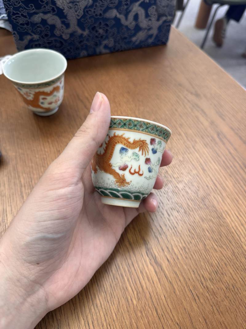 清宣統 粉彩描金龍紋盃一對 《大清宣統年製》款 | Santos Collection | A pair of Chinese famille-rose gilt-decorated 'dragon' cups, Xuantong marks and of the period - 图11