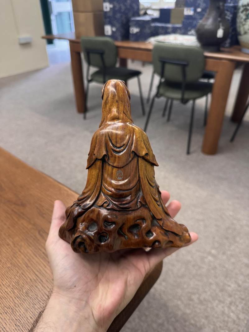 清十八/十九世紀 黃楊木雕觀音菩薩坐像 | A Chinese boxwood carved figure of Guanyin, Qing dynasty, 18th/19th century - 图2