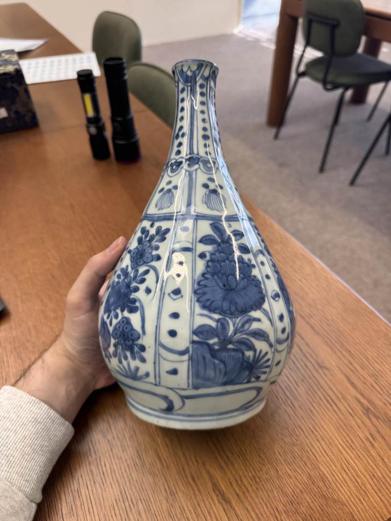 明 青花克拉克花卉紋膽瓶 | Santos Collection | A Chinese blue and white 'Kraak' bottle vase, Ming dynasty - 图5