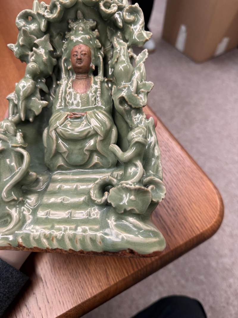 明 青釉素胎觀音菩薩坐像 | A Chinese celadon-glazed biscuit 'Guanyin' figure group, Ming dynasty - 图8