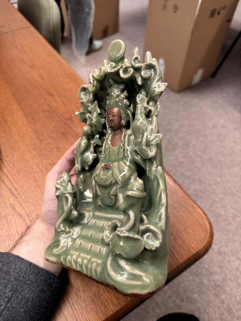 明 青釉素胎觀音菩薩坐像 | A Chinese celadon-glazed biscuit 'Guanyin' figure group, Ming dynasty - 图18