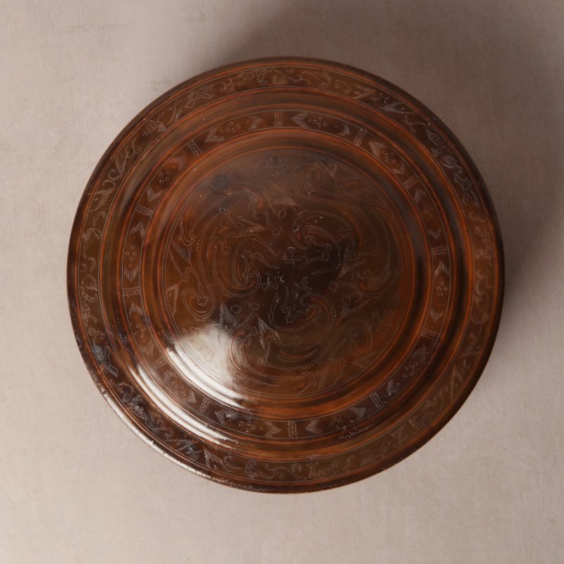 西漢 褐漆戧金瑞獸紋蓋盒 | A rare Chinese incised brown lacquer 'mythical beasts' box and cover, Western Han dynasty - 图26