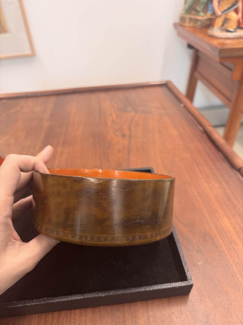 西漢 褐漆戧金瑞獸紋蓋盒 | A rare Chinese incised brown lacquer 'mythical beasts' box and cover, Western Han dynasty - 图16
