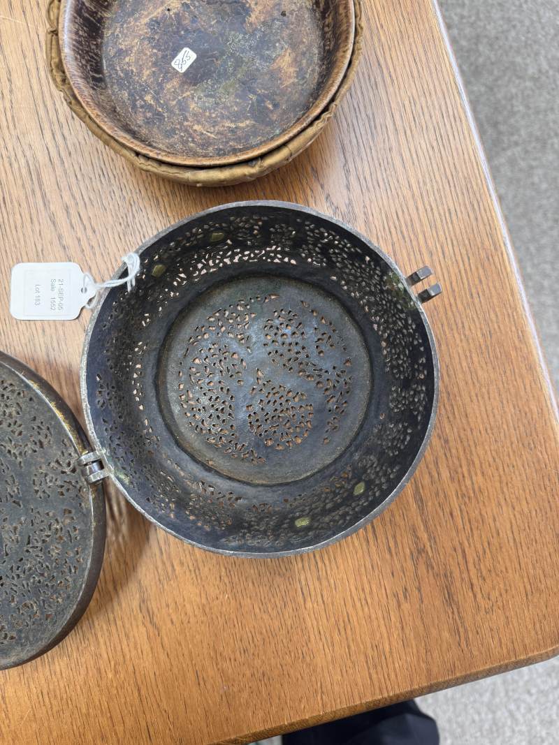 十五/十六世紀 西藏東部德格 鐵鋄金鏤空龍紋蓋盒 | A rare Tibetan gilt-damascened iron bowl box and cover, Derge, Eastern Tibet, 15th/16th century - 图16