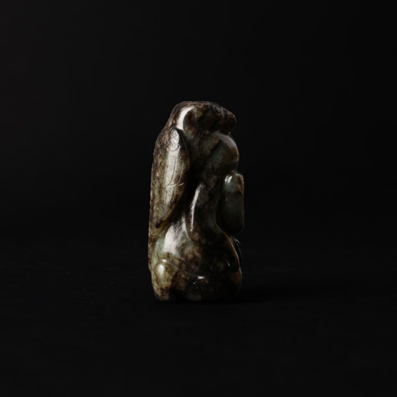 十九/二十世紀 青玉瑞獸 | A Chinese green and russet archaistic 'mythical beasts' jade group, 19th/20th century - 图4