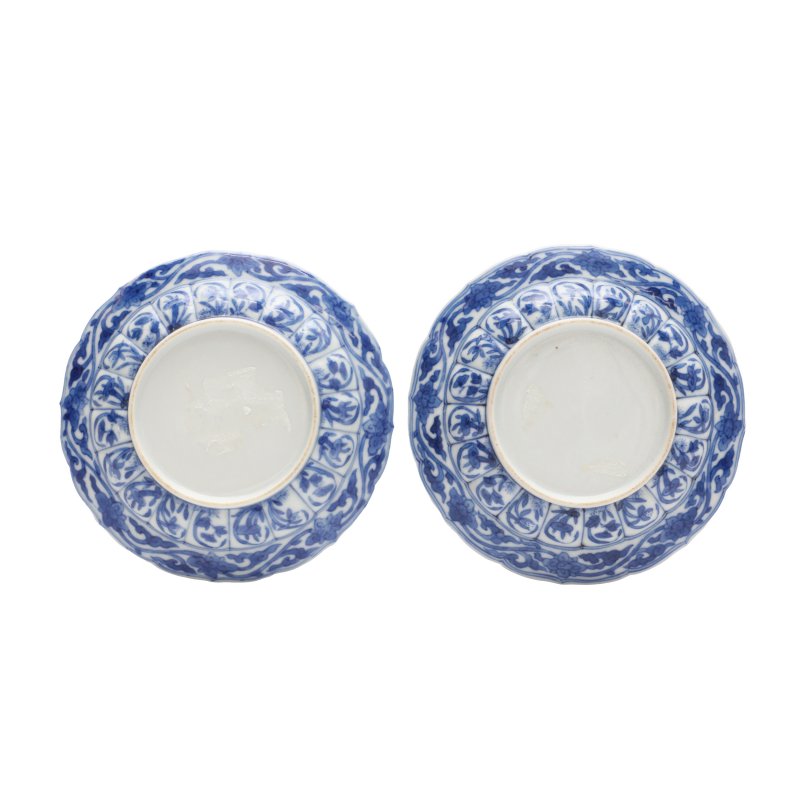 清康熙 青花中醫針灸圖盤一對 | A pair of Chinese blue and white 'acupuncturist' saucer dishes, Qing dynasty, Kangxi period - 图2