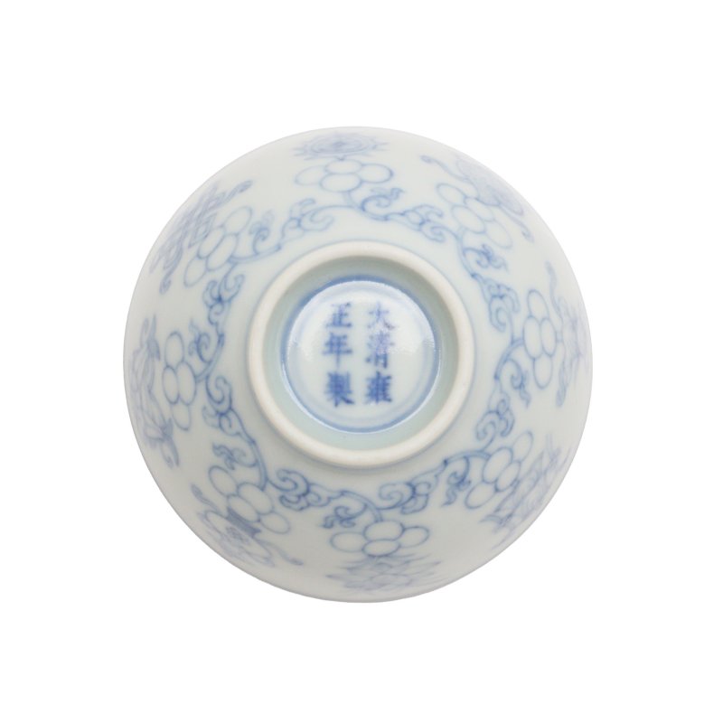 二十世紀 青花八吉祥紋盃 《大清雍正年製》款 | A Chinese blue and white 'Eight Emblems' wine cup, 20th century, Yongzheng mark - 图5