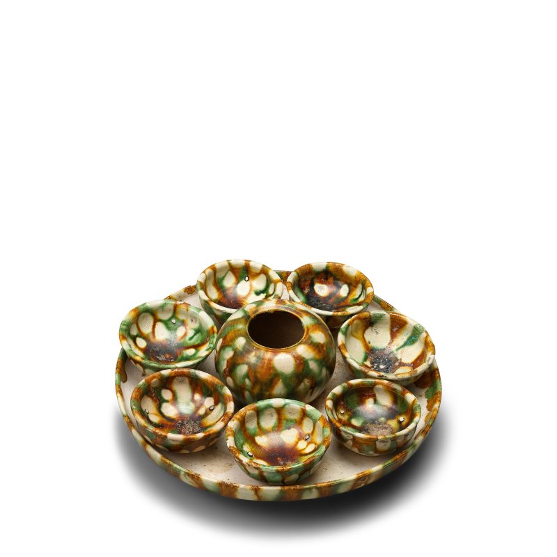 唐 三彩七星盤及酒杯 | A SET OF SEVEN SANCAI-GLAZED CUPS, A WATERPOT AND TRAY - 图1