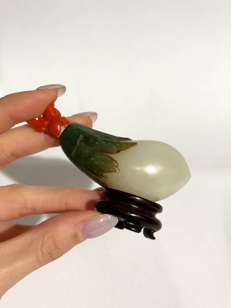 十八/十九世紀 白玉套碧玉茄子形鼻煙壺、珊瑚蓋 | A WHITE AND SPINACH-GREEN JADE AUBERGINE-SHAPED SNUFF BOTTLE - 图3