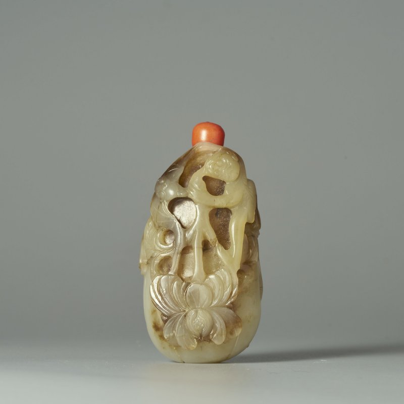 晚清 青玉帶皮「封侯納福」鼻煙壺、珊瑚蓋 | A GREENISH WHITE JADE 'MONKEY AND BAT' SNUFF BOTTLE