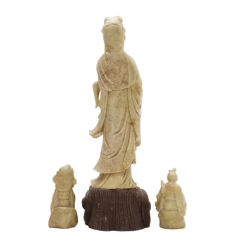 十九世紀 壽山石雕人物像一組三件 | Three Chinese carved soapstone figures, 19th century - 图2