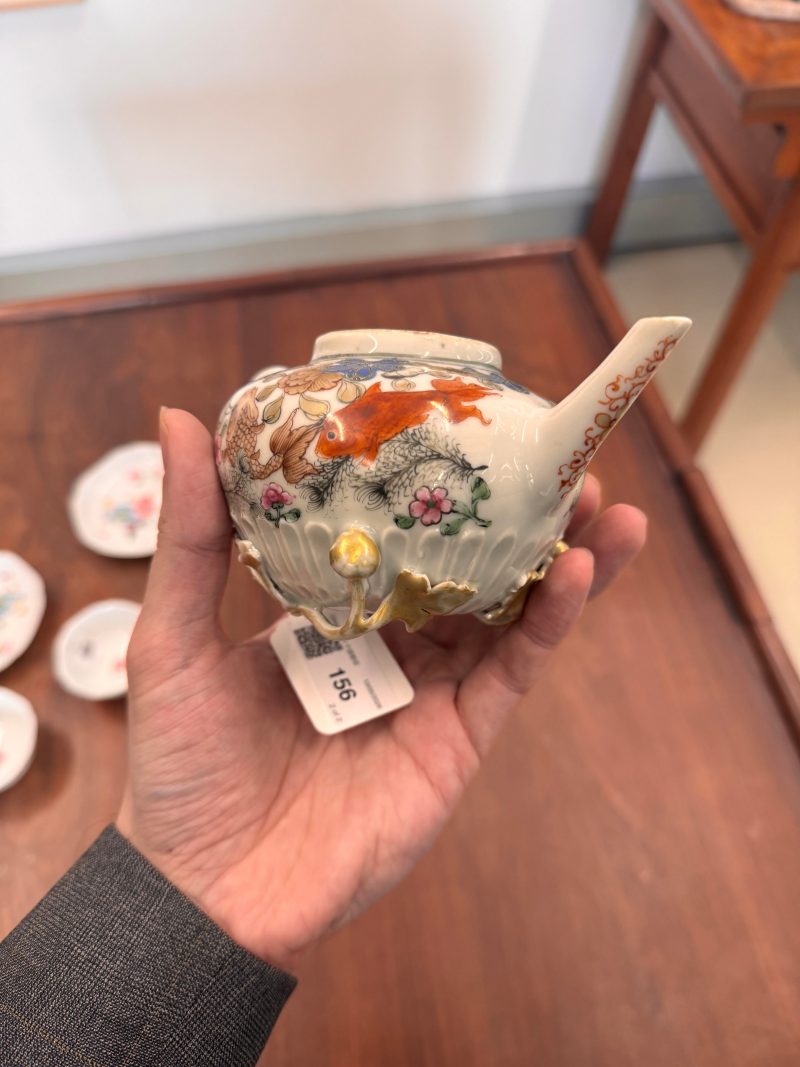 清雍正 粉彩魚藻紋蓋壼 | Santos Collection | A Chinese export famille-rose 'fish pond' teapot, Qing dynasty, Yongzheng period - 图19