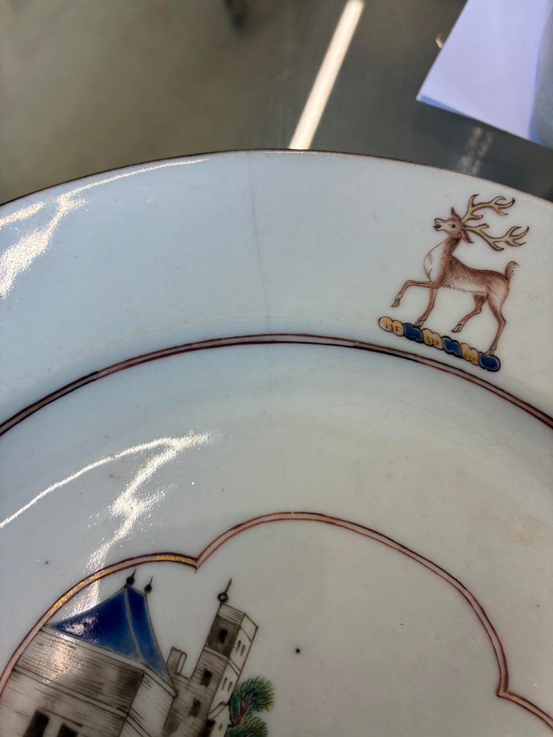 清乾隆 約1745年 粉彩紋章圖盤一組三件 | Three fine and rare Chinese export armorial dishes, Qing Dynasty, Qianlong Period, circa 1745 - 图11