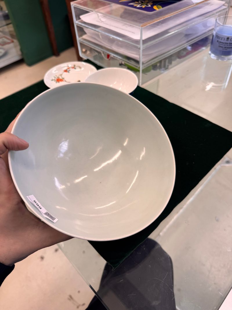 十九/二十世紀 青釉蓮瓣盌 《大清乾隆年製》款 | A Chinese celadon glazed 'lotus' bowl, 19th/20th century - 图4