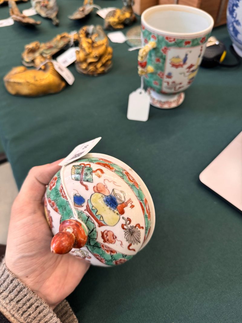清康熙 五彩博古圖蓋罐 | A Chinese famille-verte twin-handled 'hundred antiques' pot and cover, Qing Dynasty, Kangxi period - 图28