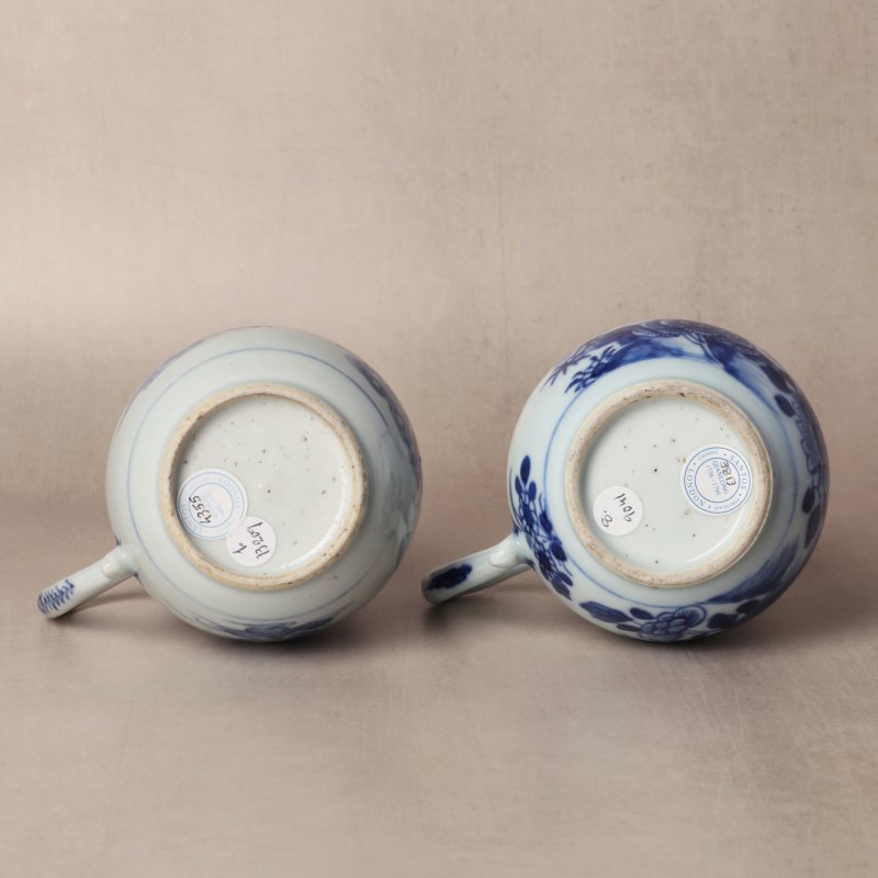 清康熙 青花荷塘圖馬克盃 | Santos Collection | A group of Chinese export blue and white 'lotus pond' mugs, Qing dynasty, Kangxi period - 图7