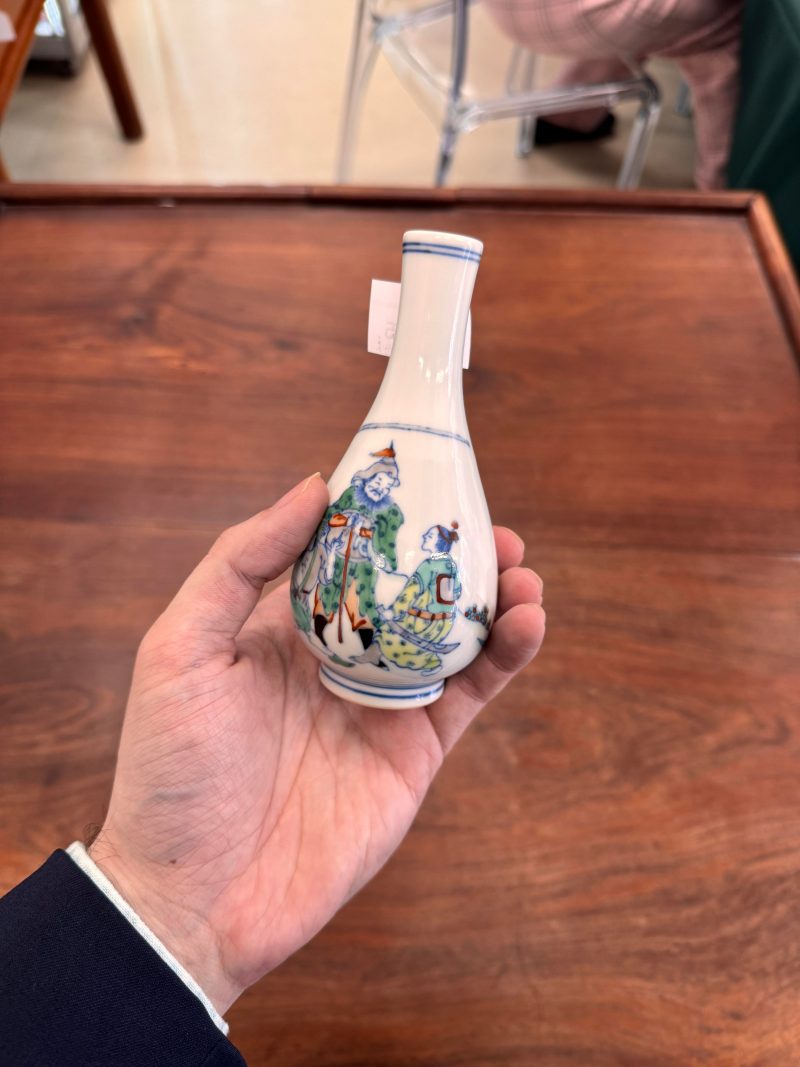 清 鬪彩人物故事圖瓶 《大清雍正年製》款 | A small Chinese doucai 'figural' vase, Qing dynasty, Yongzheng mark - 图10