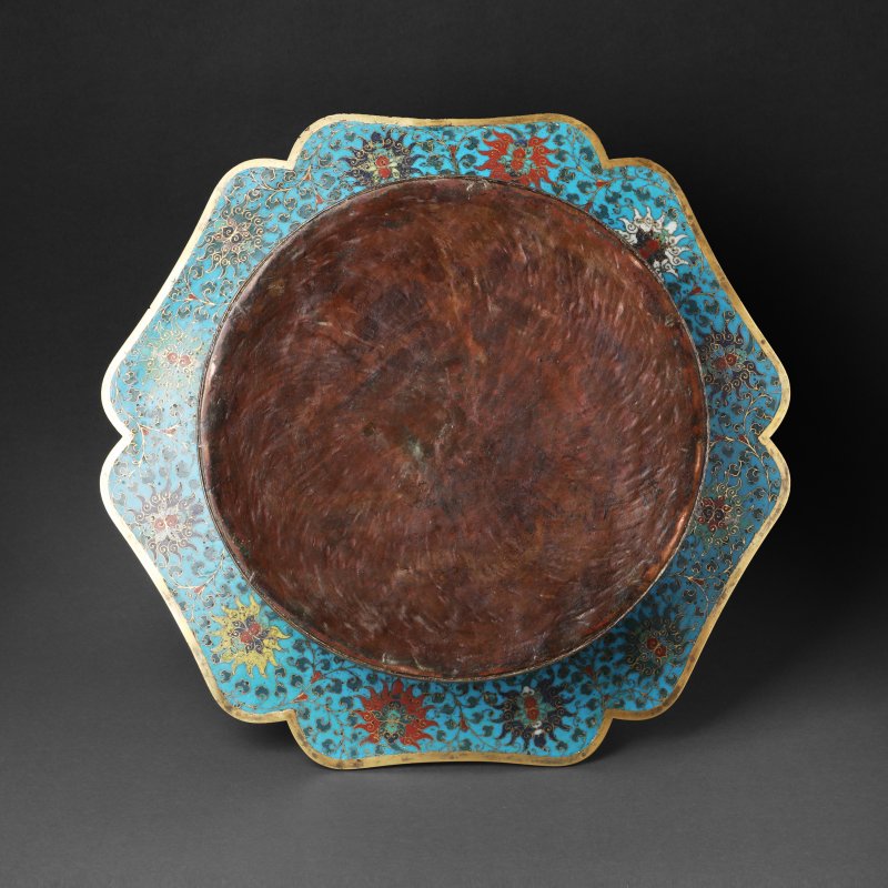 清十七/十八世紀 掐絲琺瑯銅胎鎏金亭台樓閣圖折沿葵口盆 | A fine Chinese cloisonné enamel and gilt-bronze 'pavilion' basin, Qing dynasty, 17th/18th century - 图2