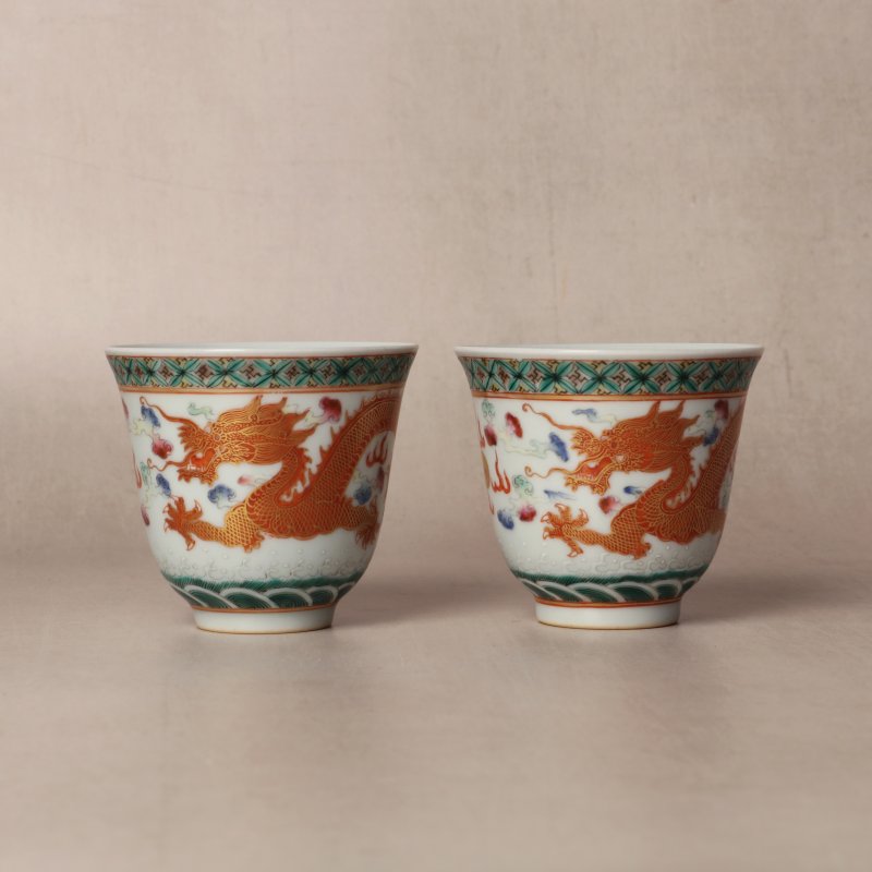 清宣統 粉彩描金龍紋盃一對 《大清宣統年製》款 | Santos Collection | A pair of Chinese famille-rose gilt-decorated 'dragon' cups, Xuantong marks and of the period - 图1