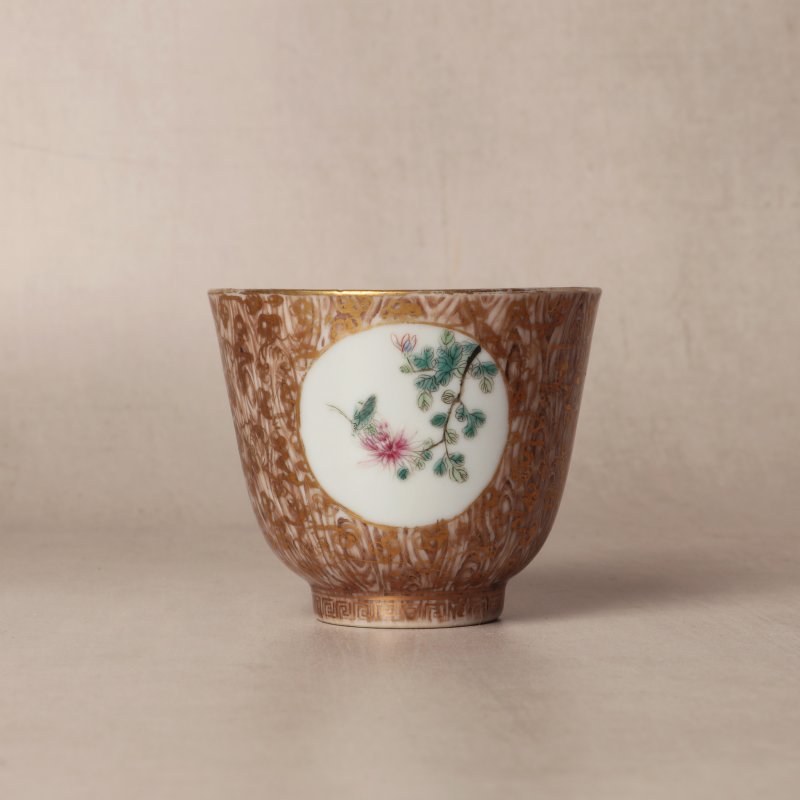 清十八/十九世紀 粉彩仿木紋花卉紋盃 | Santos Collection | A Chinese famile-rose faux-bois 'blossoms' cup, Qing dynasty, 18th-19th century - 图13
