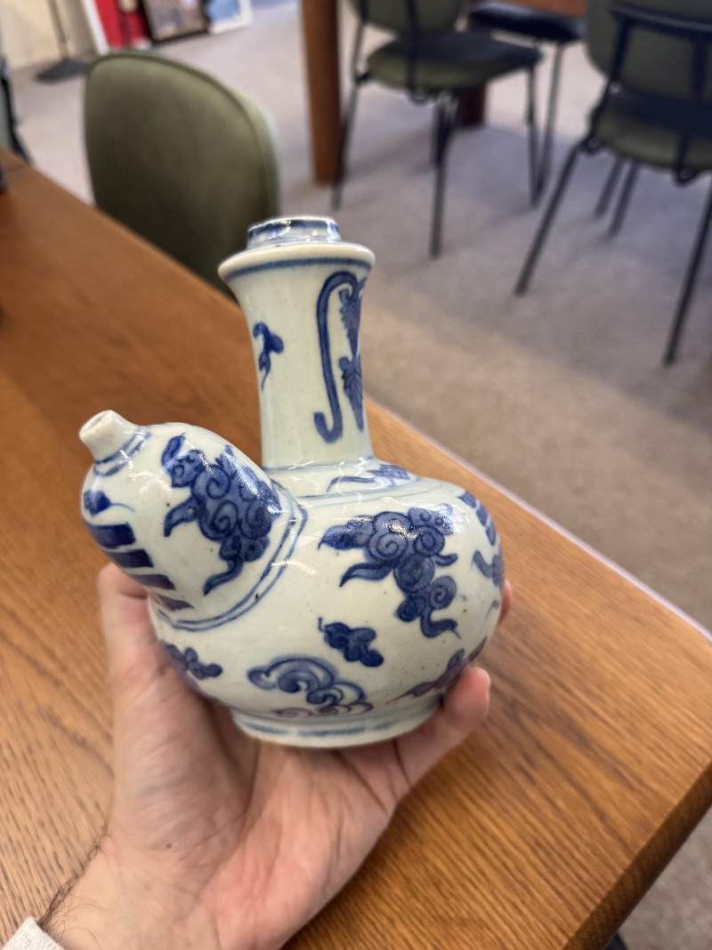 明 青花雲紋軍持 | Santos Collection | A Chinese blue and white 'ruyi cloud' kendi, Ming dynasty - 图13
