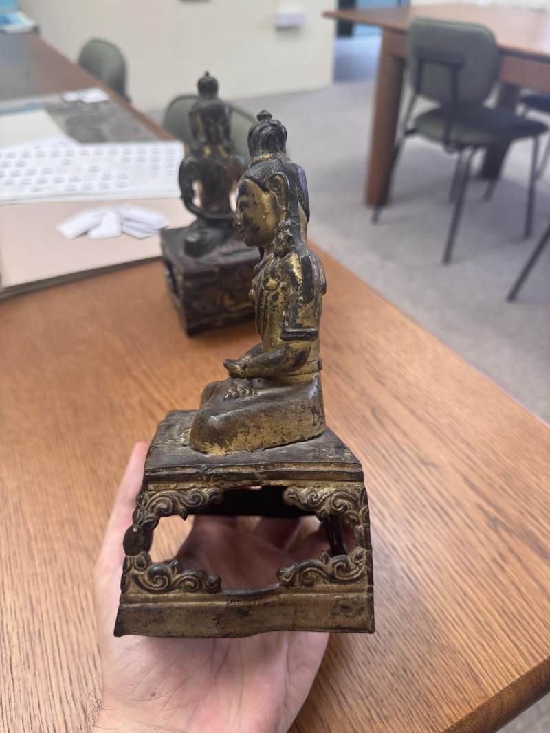 清乾隆 銅鎏金無量壽佛坐像一對 | Two Chinese gilt-copper-alloy figures of Amitayus, Qing dynasty, Qianlong period - 图11