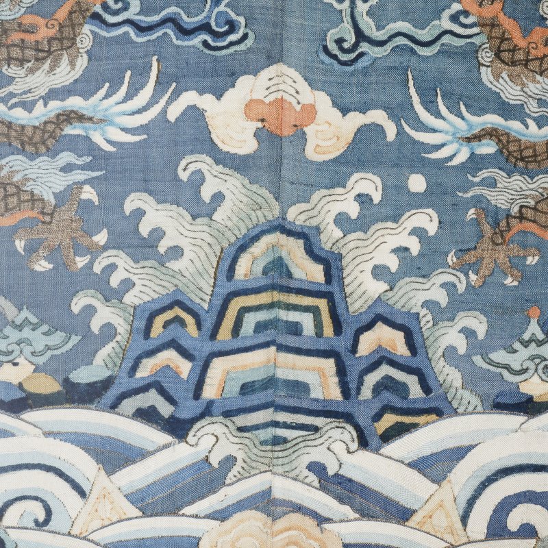 清十八/十九世紀 絲繡雲龍紋刺繡圖插屏 | A Chinese embroidered silk 'dragon' panel, Qing dynasty, 18th/19th century - 图3