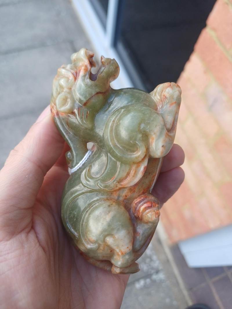 二十世紀 青玉帶皮瑞獸擺件 | A Chinese celadon and russet jade 'mythical beast' carving, 20th century - 图10