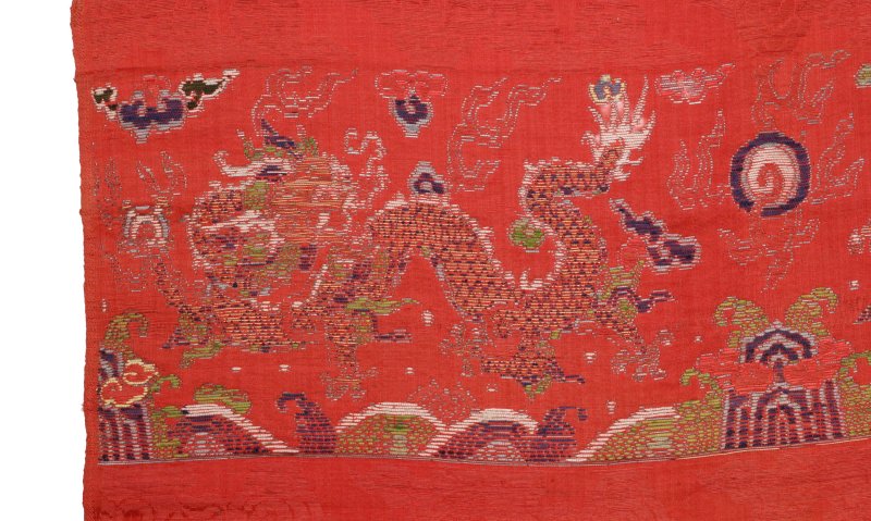 清十九世紀 紅地織錦雲龍戲珠圖吉服袍料 | A fine Chinese woven ruby-ground 'dragon' silk brocade uncut panel, Qing dynasty, 19th century - 图3