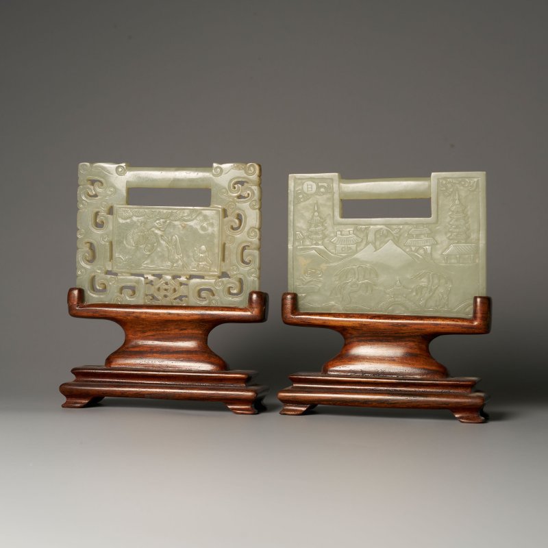 清十九世紀 青玉⌈永葆長春⌋、⌈福祿永喜⌋牌二枚 及座 | TWO GREEN JADE 'LONGEVITY' PLAQUES - 图1