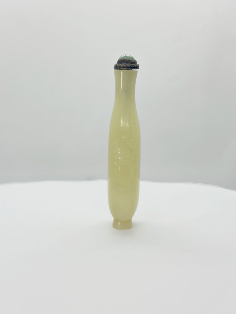 晚清 白玉匏形、黃玉鋪首銜環鼻煙壺二件 | A WHITE JADE 'DOUBLE GOURD' AND A YELLOW JADE SNUFF BOTTLE - 图8