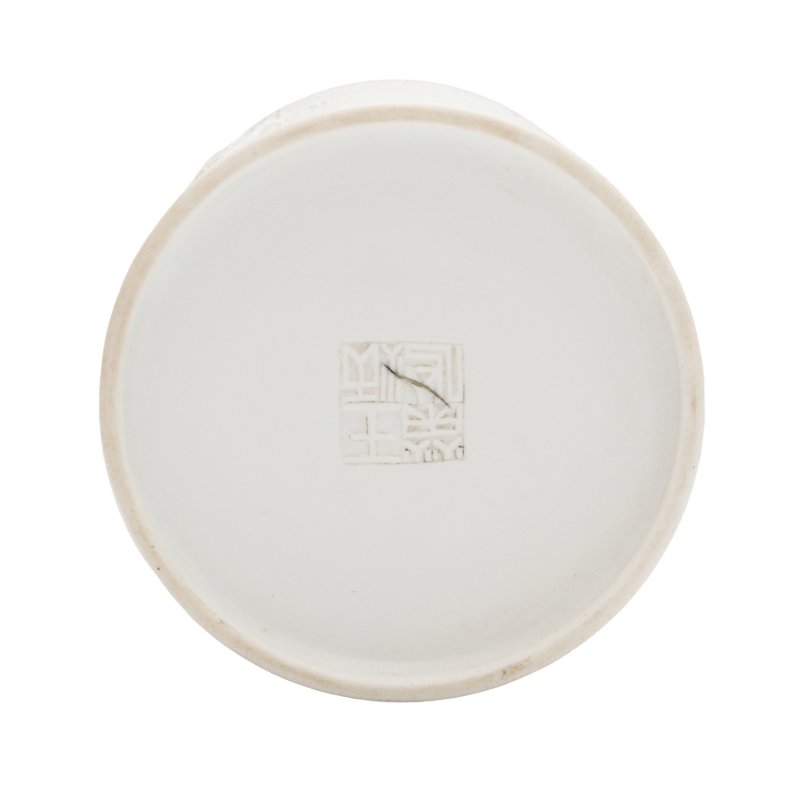 十九/二十世紀 素胎雕高士圖筆筒《王炳榮造》款 | A Chinese carved biscuit brush pot, 19th-20th century, Wang Bingrong mark - 图4