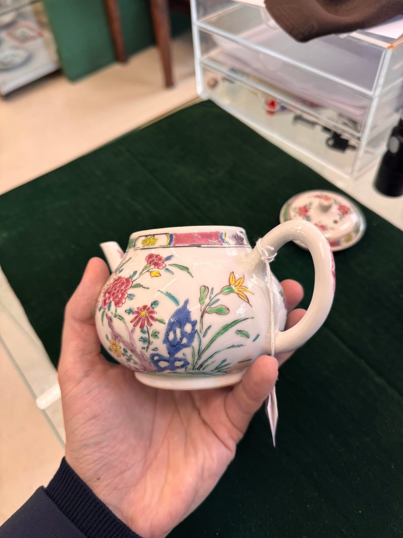 清乾隆 粉彩花卉紋蓋壼 | Santos Collection | A Chinese famille-rose 'floral' teapot, Qing dynasty, Qianlong period - 图16
